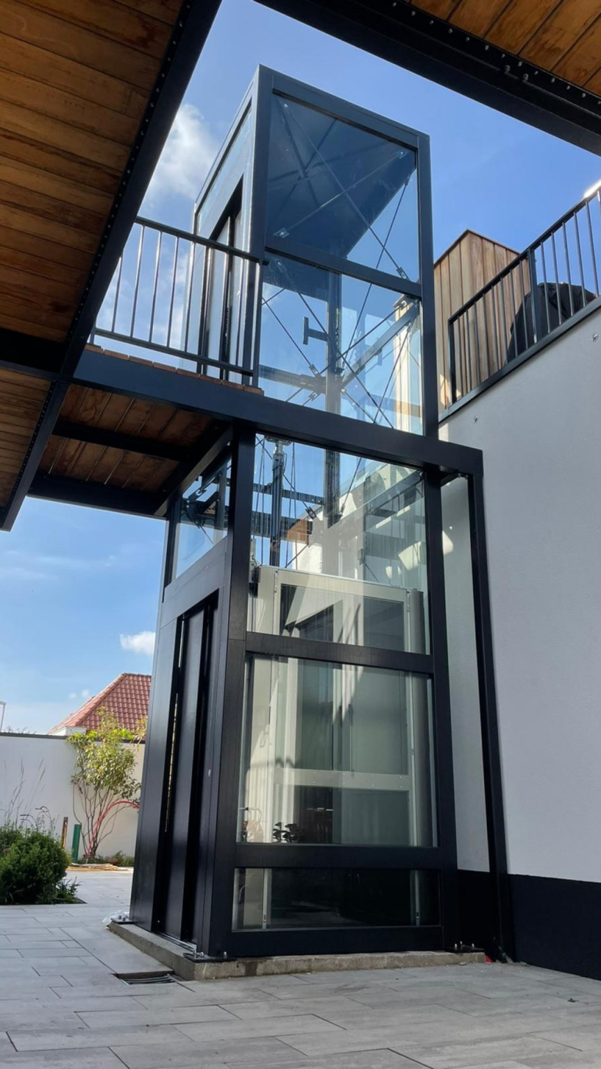 Hydraulic home elevator